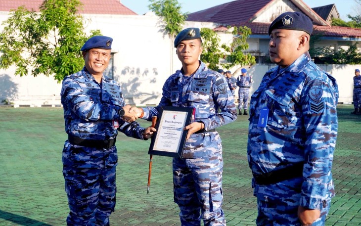 Komandan Lanud Sjamsudin Noor Anugerahkan Piagam Penghargaan Kepada Dua Personel Berprestasi