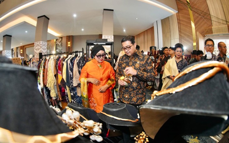 Menteri Ekonomi Kreatif/Kepala Badan Ekonomi Kreatif (Ekraf), Teuku Riefky Harsya (kanan) meninjau salah satu stan seusai pembukaan Festival Seni & Bazaar Mitra Seni (MSI) 2026 di Graha Jalapuspita, Jakarta, Selasa (21/7/2026)