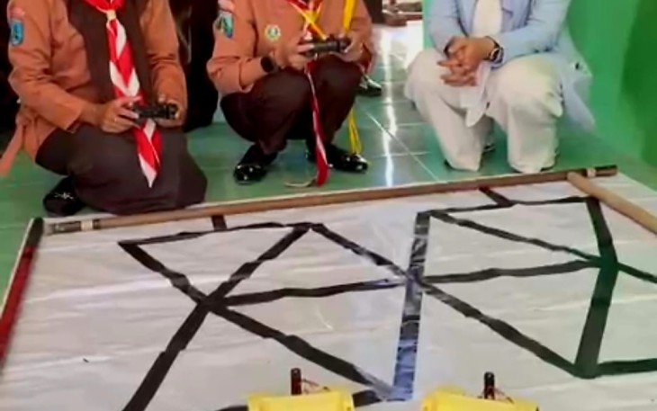 Wakil Ketua DPRD Jatim Sri Wahyuni Jajal Robot Karya Siswi SMAN 1 Bubulan Bojonegoro yang Juara Nasional