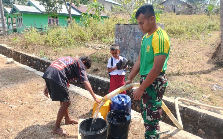 Pos Asulait Berbagi Air Bersih di Tapal Batas
