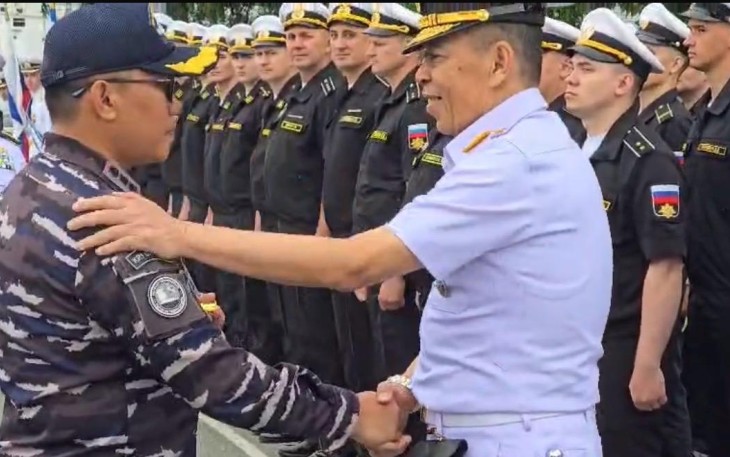 Delegasi AL Sambut Kedatangan Satgas Latma Orruda 2026 di Vladivostok Rusia 