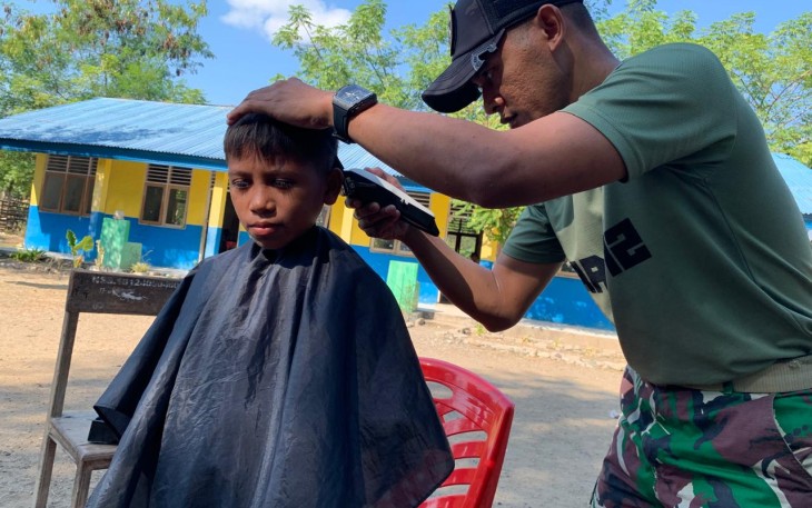 Pos Motaain Tumbuhkan Kedisiplinan Siswa Melalui Kegiatan Potong Rambut di Perbatasan