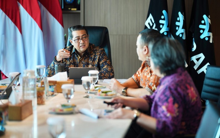 Menteri Ekonomi Kreatif/Kepala Badan Ekonomi Kreatif (Ekraf), Teuku Riefky Harsya (kiri), berdialog dengan Direktur Jenderal Ekosistem Digital Kementerian Komunikasi dan Digital (Komdigi) (tengah) saat menerima audiensi Kementerian Komunikasi dan Digital (Komdigi) di Kantor Kementerian Ekonomi Kreatif, Jakarta, Rabu (22/07/2026)
