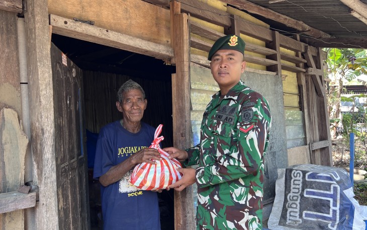 Satgas Pamtas Yonarmed 12 Kostrad Berbagi Sembako untuk Warga Atambua*