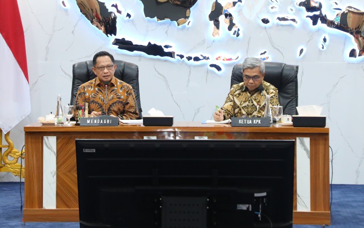 Menteri Dalam Negeri (Mendagri) Muhammad Tito Karnavian dalam konferensi pers bersama Ketua Komisi Pemberantasan Korupsi (KPK) Setyo Budiyanto di Ruang Sidang Utama (RSU) Kantor Kemendagri, Jakarta, Jumat (24/7/2026) 