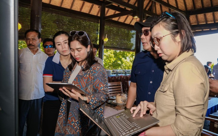 Wakil Menteri Pariwisata Ni Luh Puspa dalam Diskusi Rencana Tindak Lanjut KEK Samota di Seaside Resto, Sumbawa, Jumat (24/7/2026)