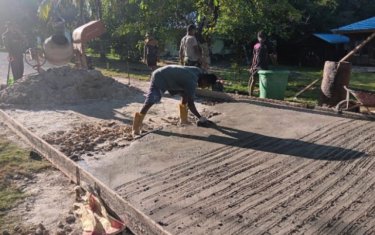 Pengecoran jalan di kampung Sesor