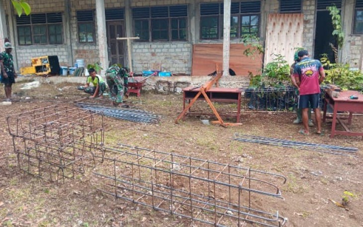 Pengerjaan rangka pondasi jembatan Kampung Sesor