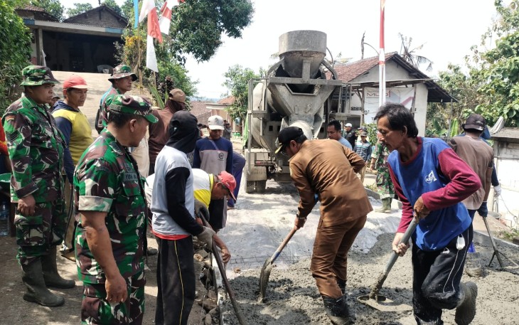Karya Bhakti TNI  Rabat Jalan di Desa Wonorejo Rampung Dua Pertiga Dari Target