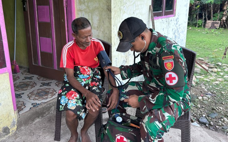 Yonarmed 12 Kostrad Perkuat Binter Humanis Melalui Pelayanan Kesehatan Keliling