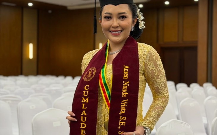 Auren Nanda Vrista, kader Gen Z Partai Demokrat kembali mengukir prestasi. Ia berhasil menyelesaikan studi Magister Hukum Universitas Dwijendra Bali dengan predikat cumlaude