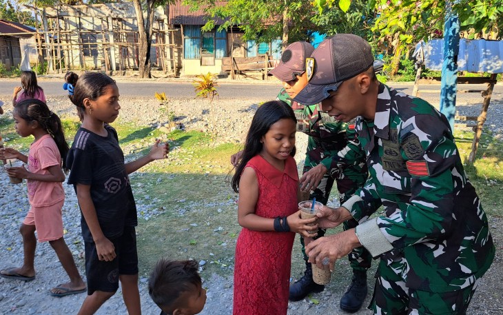 Wujud Kepedulian Yonarmed 12 Kostrad kepada Masyarakat Perbatasan