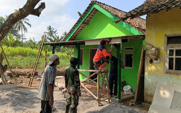 Sertu Yoga Pratama Rapikan Atap Teras