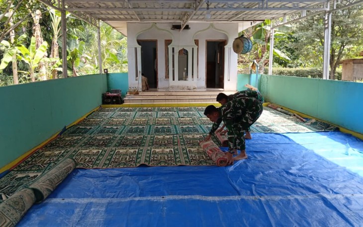 Bantu takmir masjid siapkan sajadah