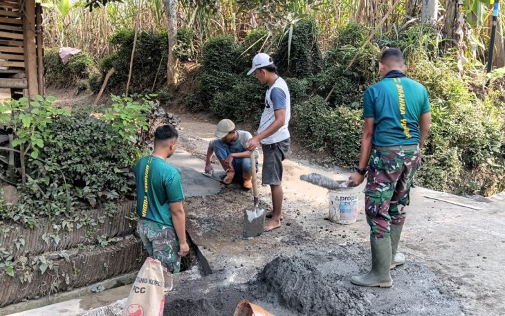 Pengerjaan akses jalan ke rumah warga