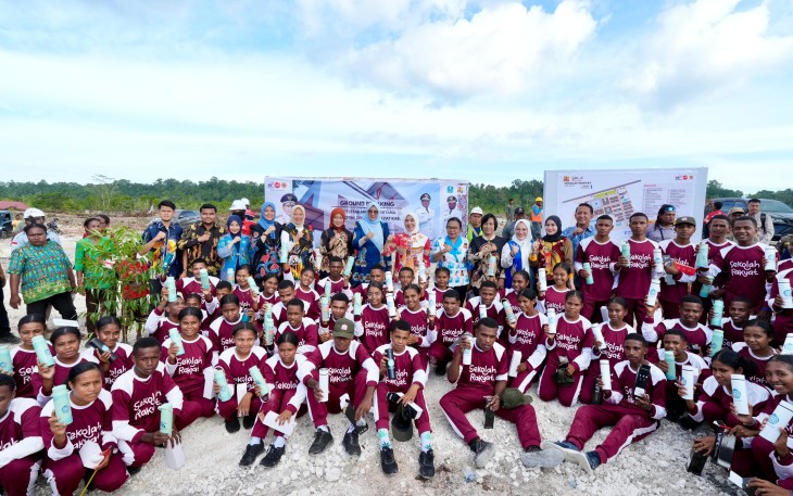Ketua Umum (Ketum) Tim Penggerak Pemberdayaan dan Kesejahteraan Keluarga (TP PKK) Tri Tito Karnavian menyalurkan berbagai bantuan kepada siswa dan guru Sekolah Rakyat di Kabupaten Biak Numfor, Papua, Sabtu (1/8/2026)