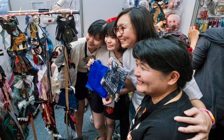 Wakil Menteri Ekonomi Kreatif, Irene Umar, saat meninjau stan kreator lokal pada HoYo FEST 2026 di Pondok Indah Mall 3, Jakarta, Sabtu (1/8/2026)
