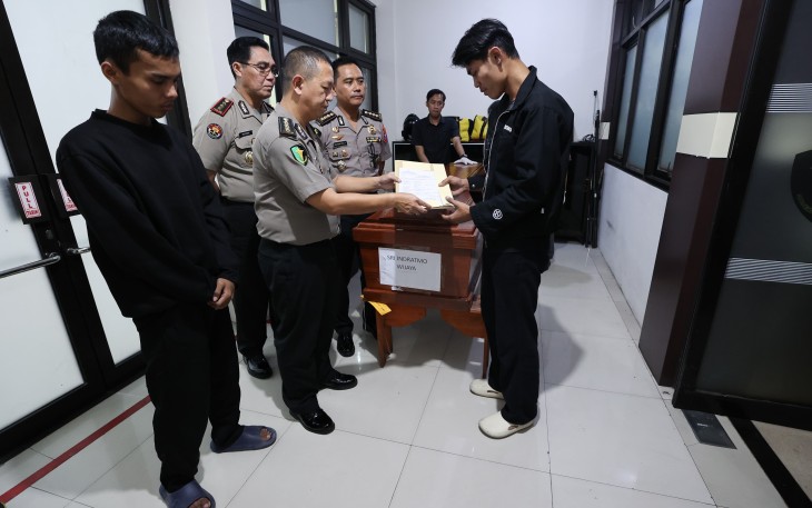 Tim DVI Polda Jatim Serahkan Dua Jenazah Korban KM Mutiara Sentosa II kepada Keluarga