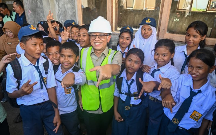 Ruang Kelas Darurat (RKD) yang diresmikan Wakil Menteri Pendidikan Dasar dan Menengah (Wamendikdasmen), Atip Latipulhayat