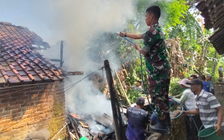 Kebakaran Melanda Rumah Warga Glonggong