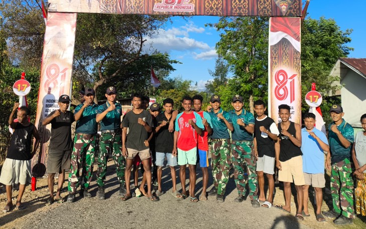 Yonarmed 12 Kostrad Bersama Warga Bangun Gapura Sambut HUT RI ke-81 di Perbatasan