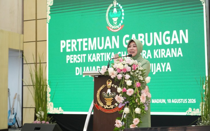 Ketua Persit Koorcab Rem 081 Ny. Frieda Untoro