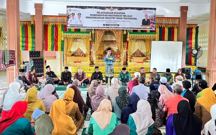 Bupati Karimun Buka Kegiatan Pemberdayaan Masyarakat Melalui Pengembangan Industri Tenun Tradisional 