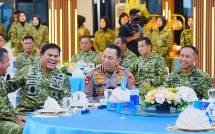 Kapolri Jenderal Polisi Drs. Listyo Sigit Prabowo, M.Si., menghadiri silaturahmi bersama Menteri Koordinator Bidang Politik dan Keamanan RI, Jenderal TNI (Purn.) Djamari Chaniago, di Denma Mabes TNI AL, Cilangkap, Jakarta Timur