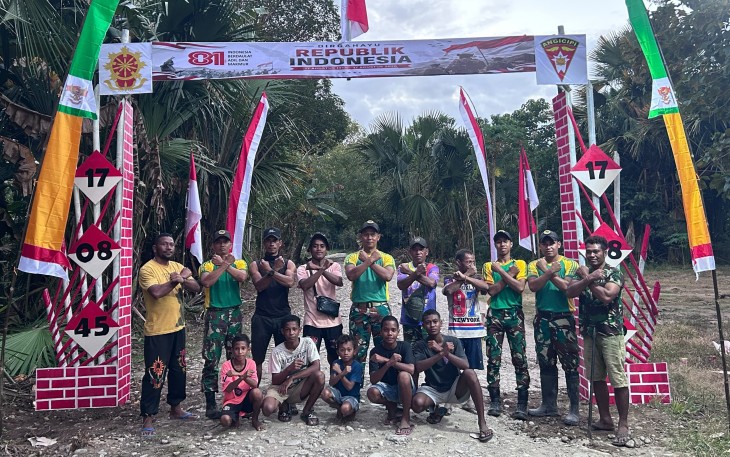 Yonarmed 12 Kostrad Bangun Gapura Pos Haslot, Semarakkan Nuansa Kemerdekaan di Perbatasan