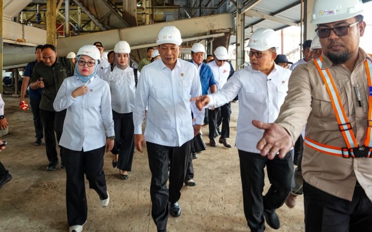 Menkop Ferry Juliantono saat meninjau pabrik CPO di Musi Banyuasin, Sumsel, Rabu (12/8)