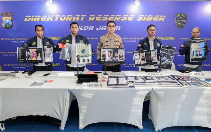 Kabid Humas Polda Jatim Kombes Pol Jules Abraham Abast saat konferensi pers di Mapolda Jatim