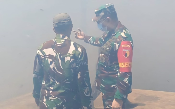 Danrem 083/Bdj Kolonel Inf Wahyu Ramadhanus Suryawan memberikan arahan dalam penanganan karhutla Bromo, Rabu (12/8)