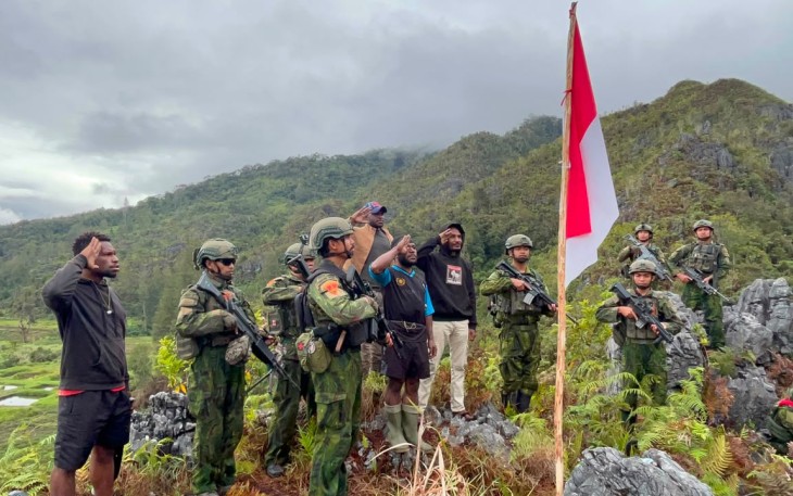 Prajurit TNI AL Dari Yonif 2 Marinir Bersama Pemuda Komopa Kobarkan Merah Putih Sambut Hari Kemerdekaan 