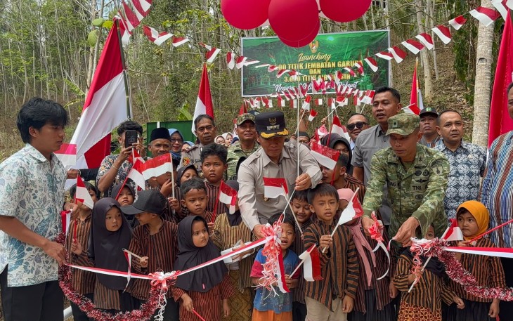  Republik Indonesia Prabowo Subianto meresmikan secara serentak 3.395 jembatan TNI-Polri dan 3.000 sumber air bersih TNI Angkatan Darat yang tersebar di berbagai wilayah Indonesia, Kamis (13/8/2026)