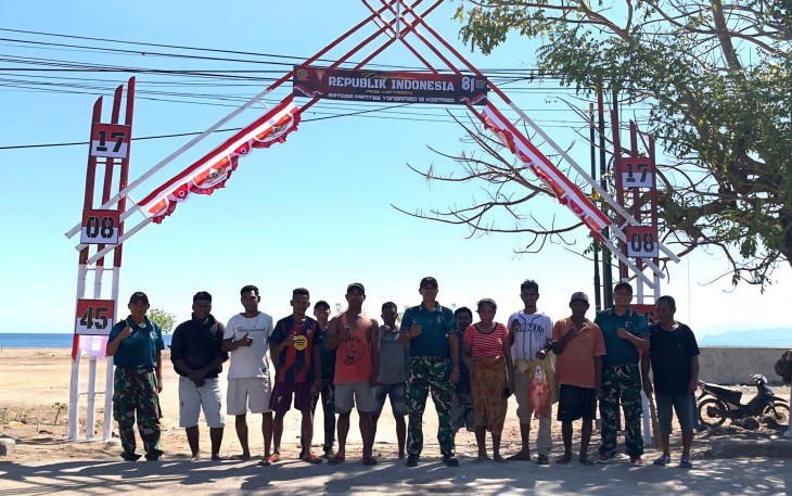 Yonarmed 12 Kostrad Bangun Gapura Bersama Warga Sambut HUT RI ke-81 di Pesisir Motaain