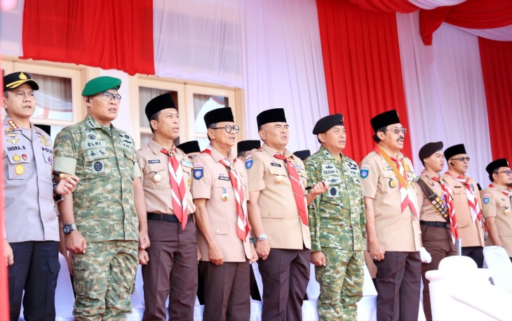 Gubernur Kepri Ansar Ahmad memimpin upacara Hari Pramuka ke-65 Tahun 2026 di Halaman Gedung Daerah Provinsi Kepri, Jumat (14/8)