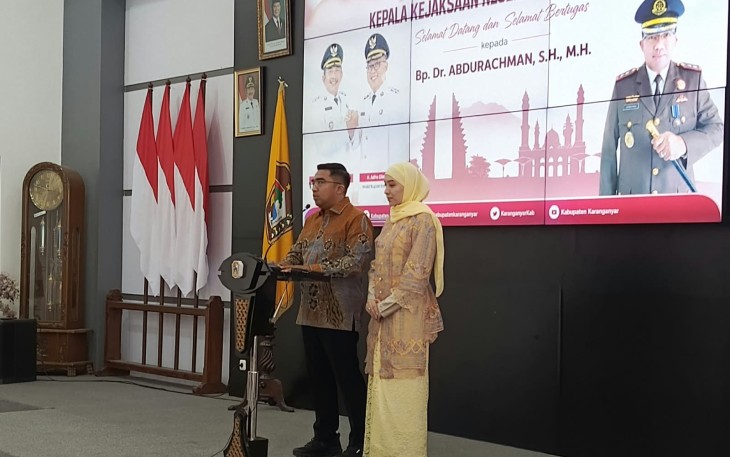 Pejabat baru Kajari Karanganyar, Dr. Abdurachman, didampingi istri memperkenalkan  diri dalam acara penyambutan di Ruang Anturium Rumah Dinas Bupati Karanganyar, Jumat (14/6/2026)