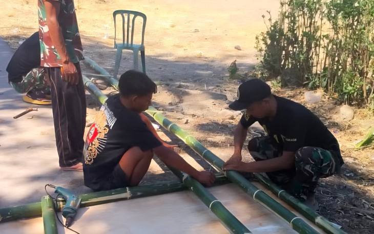 Yonarmed 12 Kostrad dan Warga Perbatasan Bersatu Bangun Gapura Meriahkan Kemerdekaan