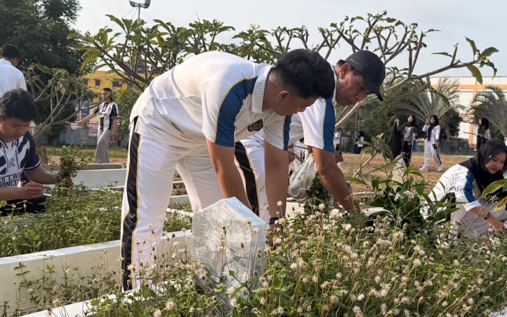 Kantor Imigrasi Tanjung Uban Gelar Aksi Kebersihan di Taman Makam Pahlawan Dwikora