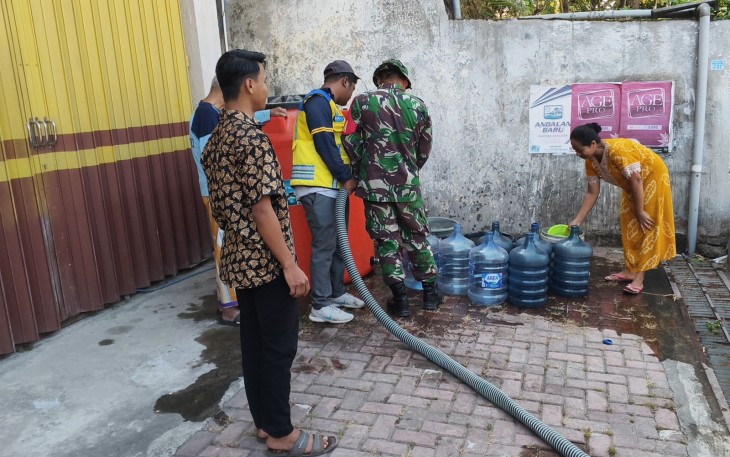 TNI-BPBD Salurkan 8.000 Liter Air Bersih untuk Warga Duren
