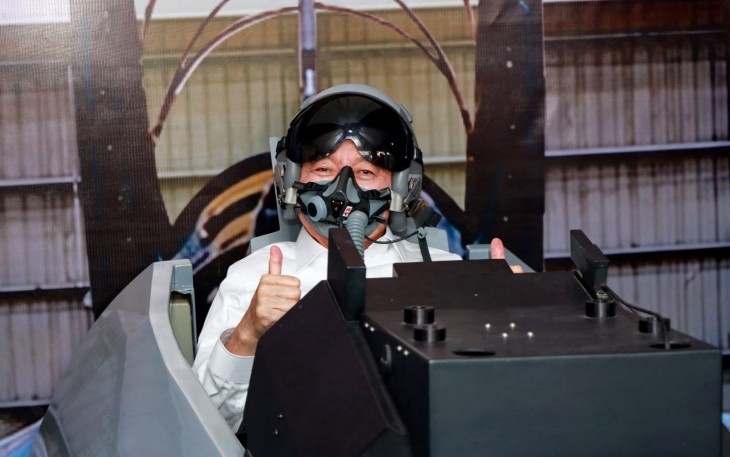 Terbang Dengan F-16, Gubernur Kalsel dan Forkopimda Rasakan Sensasi Dunia Tempur di Angkasa, Ramaikan Stand Lanud Sjamsudin Noor Kalsel Expo 2026