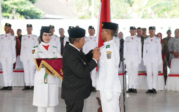 Penyematan lencana anggota Paskibraka Kabupaten Karanganyar oleh Bupati Rober Christanto saat prosesi pengukuhan di Pendopo Rumah Dinas Bupati Karanganyar, Sabtu (15/8/2026)