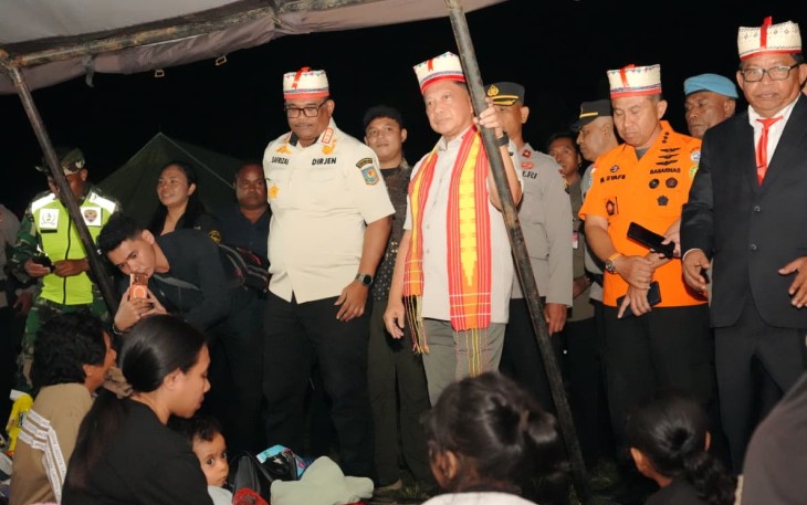 Mendagri Tito Karnavian saat mengunjungi korban gempa di Kabupaten Manggarai Timur, Minggu (16/8)