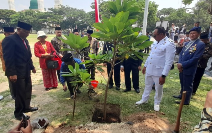Bupati Rober Christanto ikut menanam buah sawo bersama PWKS di Alun-alun Karanganyar usai memimpin upacara Peringatan HUT ke-81 Kemerdekaan RI, Senin (17/8/2026)