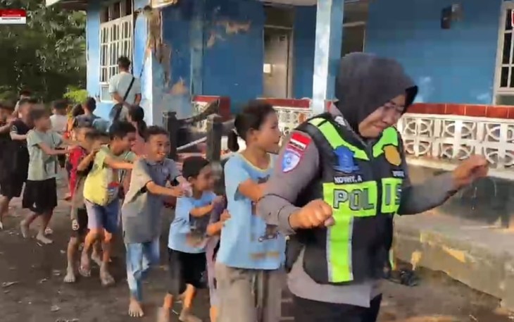 Polri Berikan Trauma Healing bagi Anak-Anak Terdampak Gempa Bumi di Ende