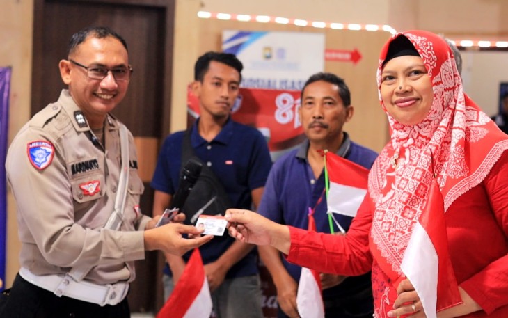 Satlantas Polres Gresik Hadiahkan "SIM Gratis" untuk 17 Warga yang Lahir 17 Agustus