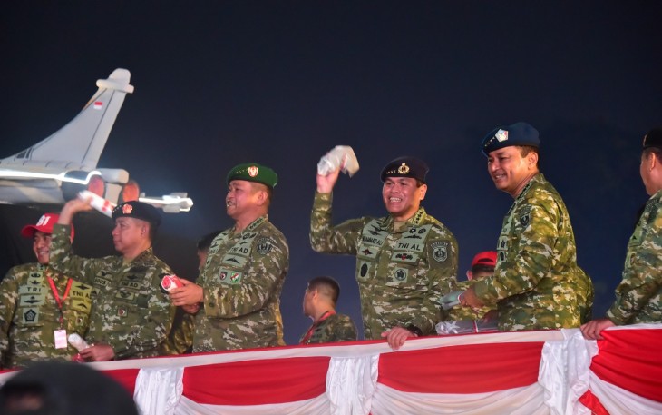 Panglima TNI Jenderal TNI Agus Subiyanto bersama Presiden RI Prabowo Subianto menghadiri Karnaval Bersatu meriahkan perayaan HUT ke-81 Kemerdekaan Republik Indonesia