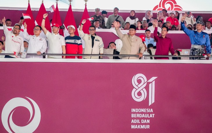 Presiden Prabowo Subianto, didampingi Wakil Presiden Gibran Rakabuming Raka, Menteri Ekonomi Kreatif Teuku Riefky Harsya, Menteri Koordinator Bidang Infrastruktur dan Pembangunan Kewilayahan Agus Harimurti Yudhoyono, serta jajaran Kabinet Merah Putih, menyaksikan pesta rakyat dan karnaval kemerdekaan dalam rangka memperingati HUT ke-81 Kemerdekaan Republik Indonesia di Monas, Jakarta, Senin (17/8/2026)