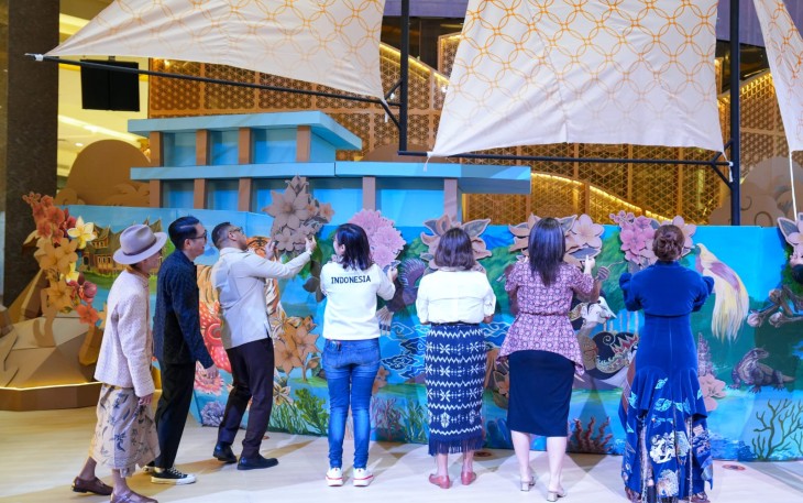 Wakil Menteri Ekonomi Kreatif/Wakil Kepala Badan Ekonomi Kreatif (Ekraf) Irene Umar (tengah) bersama Wakil Menteri Kebudayaan Giring Ganesha (ketiga kiri) saat pembukaan Pinisi Nusantara berada di Pacific Mall, Jakarta, Selasa (18/8/2026)