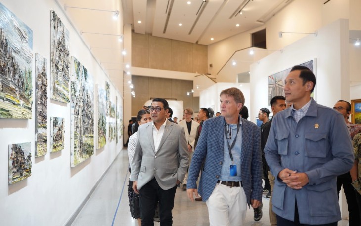 Menteri Ekonomi Kreatif/Kepala Badan Ekonomi Kreatif (Ekraf), Teuku Riefky Harsya, mengapresiasi pembukaan pameran lukisan yang digelar SBY Art Community (SAC) di Taman Ismail Marzuki (TIM), Jakarta